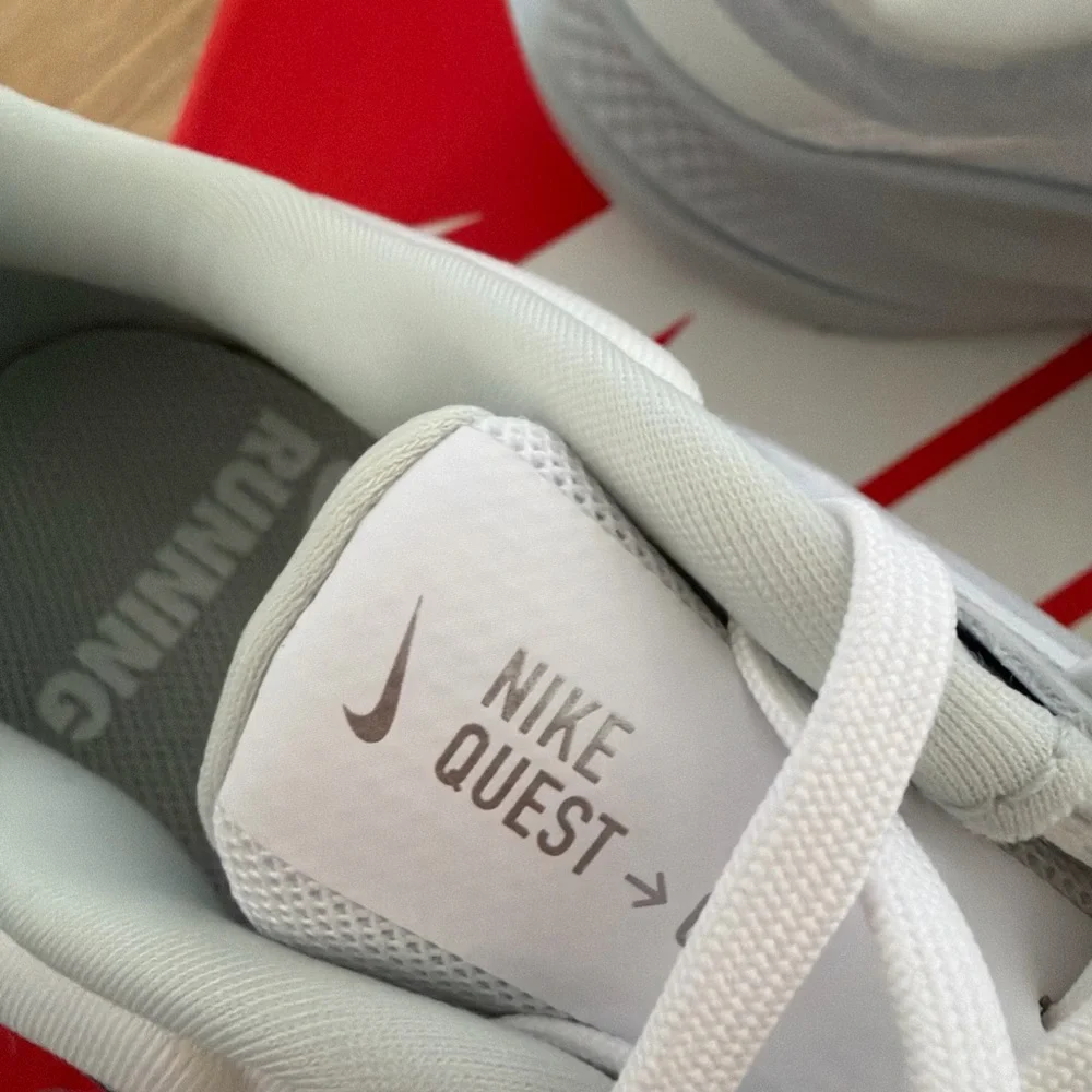 Nike White Metallic silver WMNS NIKE QUEST 5 size 9.5!Athletic Sneakers 👟 new